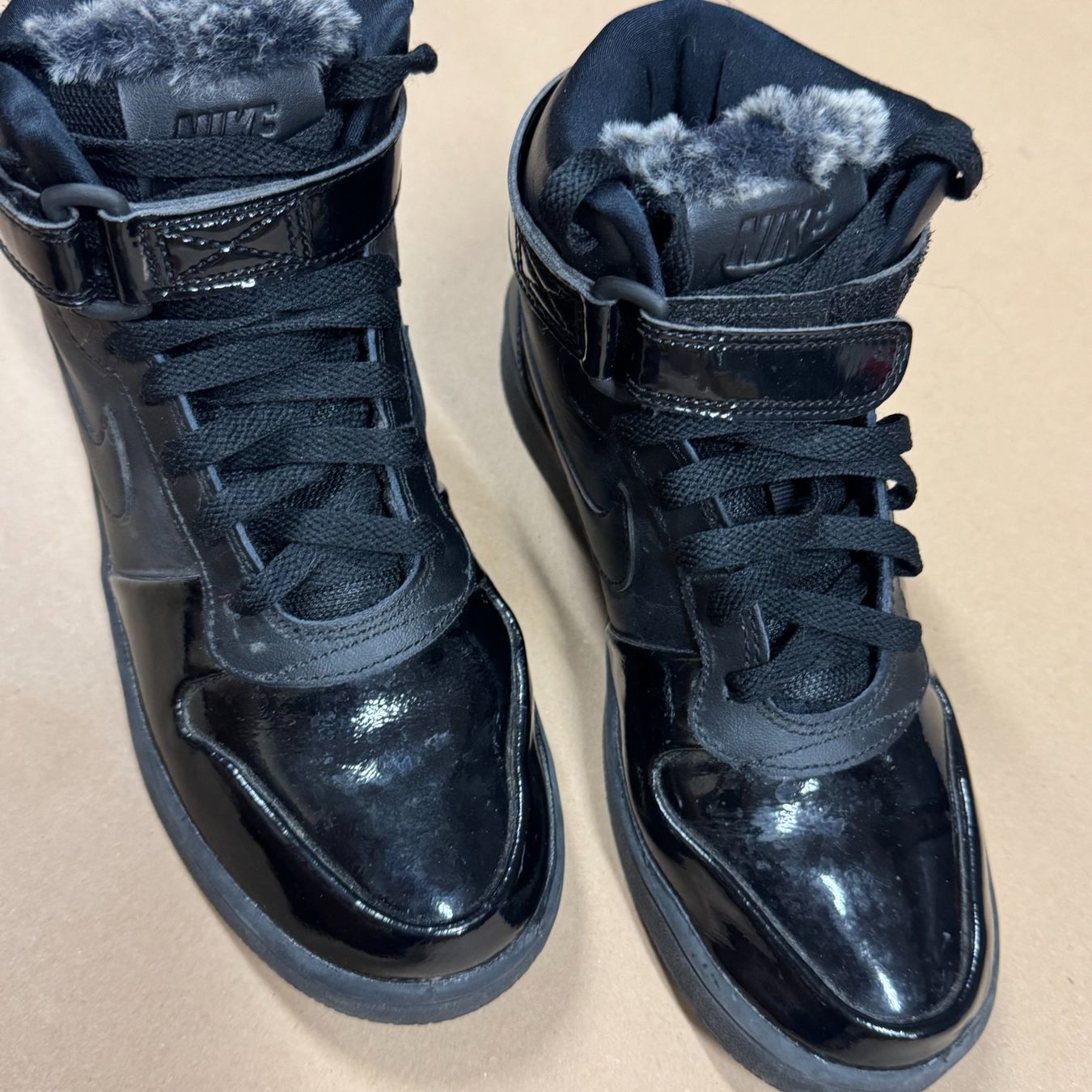 Nike Damenschuhe: Nike vintage high top sneakers size 38.5 – Gebraucht aus St. Gallen von sourced_limited 1