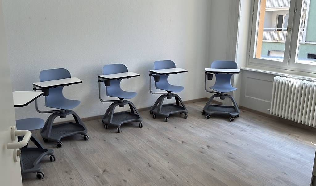 Scrivanie: 5 chaises-bureau sur roulettes avec tablette écritoire – Usato da Bulle venduto da lau_ygq6