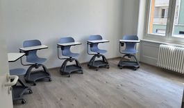 5 chaises-bureau sur roulettes avec tablette écritoire
