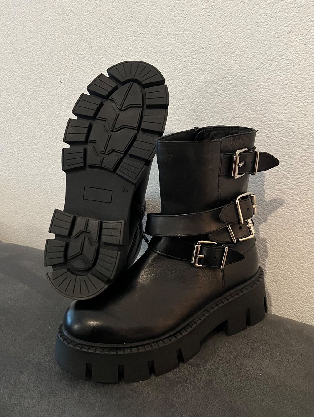 Scarpe da donna: Leder Stiefel schwarz mit Schnallen – Nuovo (secondo la descrizione) da Widnau venduto da Lara___. 2