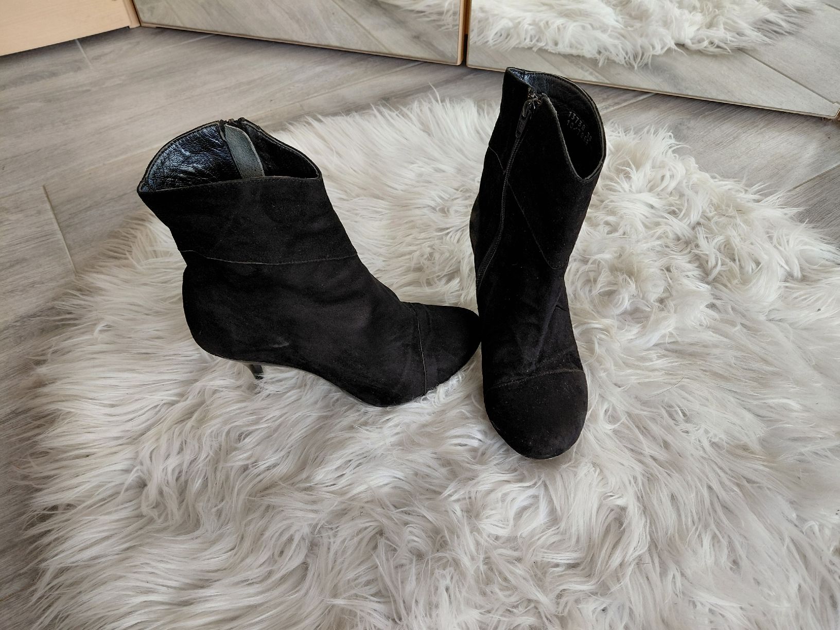 Scarpe da donna: Stiefeletten schwarz Wildlederoptik Gr. 38 – Usato da Obermumpf venduto da Eje_2g5h 1