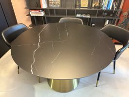 Art Deco runder Esstisch Keramik in Marmoroptik, Messingfuss
