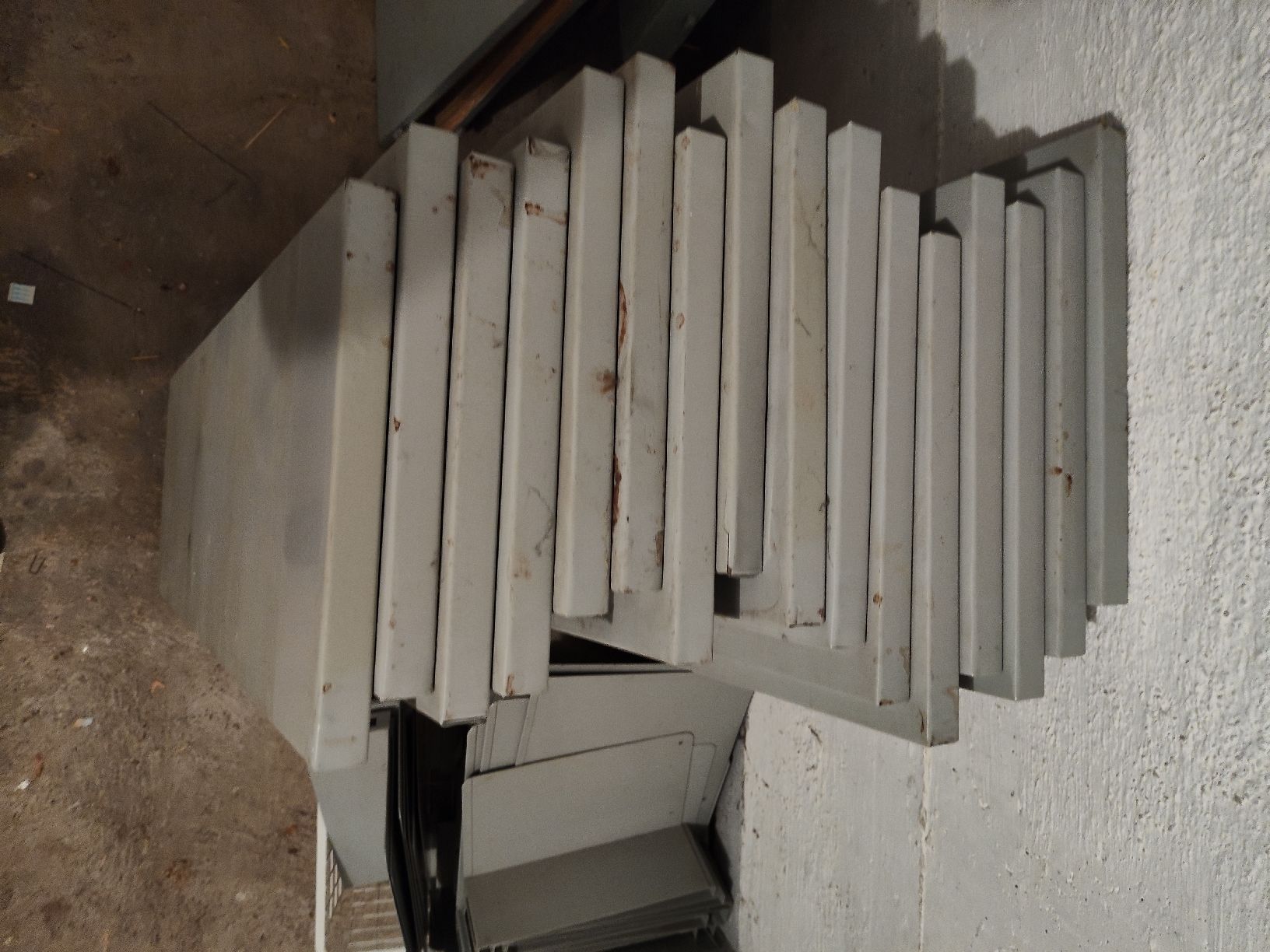 Scaffali: Gestell mit Abgrenzungen Metall – Usato da Bubikon venduto da Adi_verkauft 3