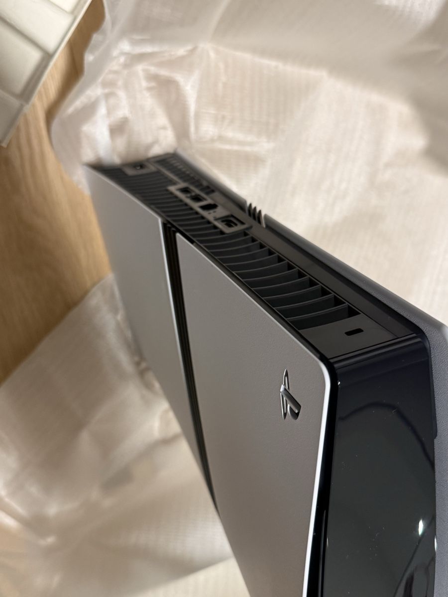 Sony Console: PS5 Pro 2TB, neu mit Garantie + Headset – Nuovo (secondo la descrizione) da Eschenbach SG venduto da Don-Javier 5