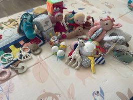 Lots de jouets pour bébé