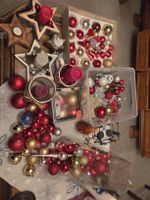 Christbaumkugeln und Weihnachtsdeko