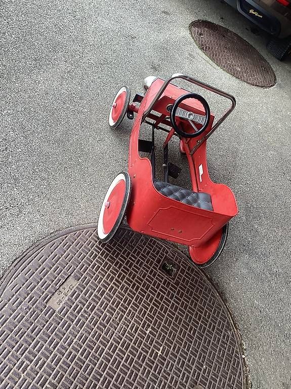 Veicoli per bambini: Réplique ancienne voiture à pédales – Usato da Corsier sur vevey venduto da Hitu 2