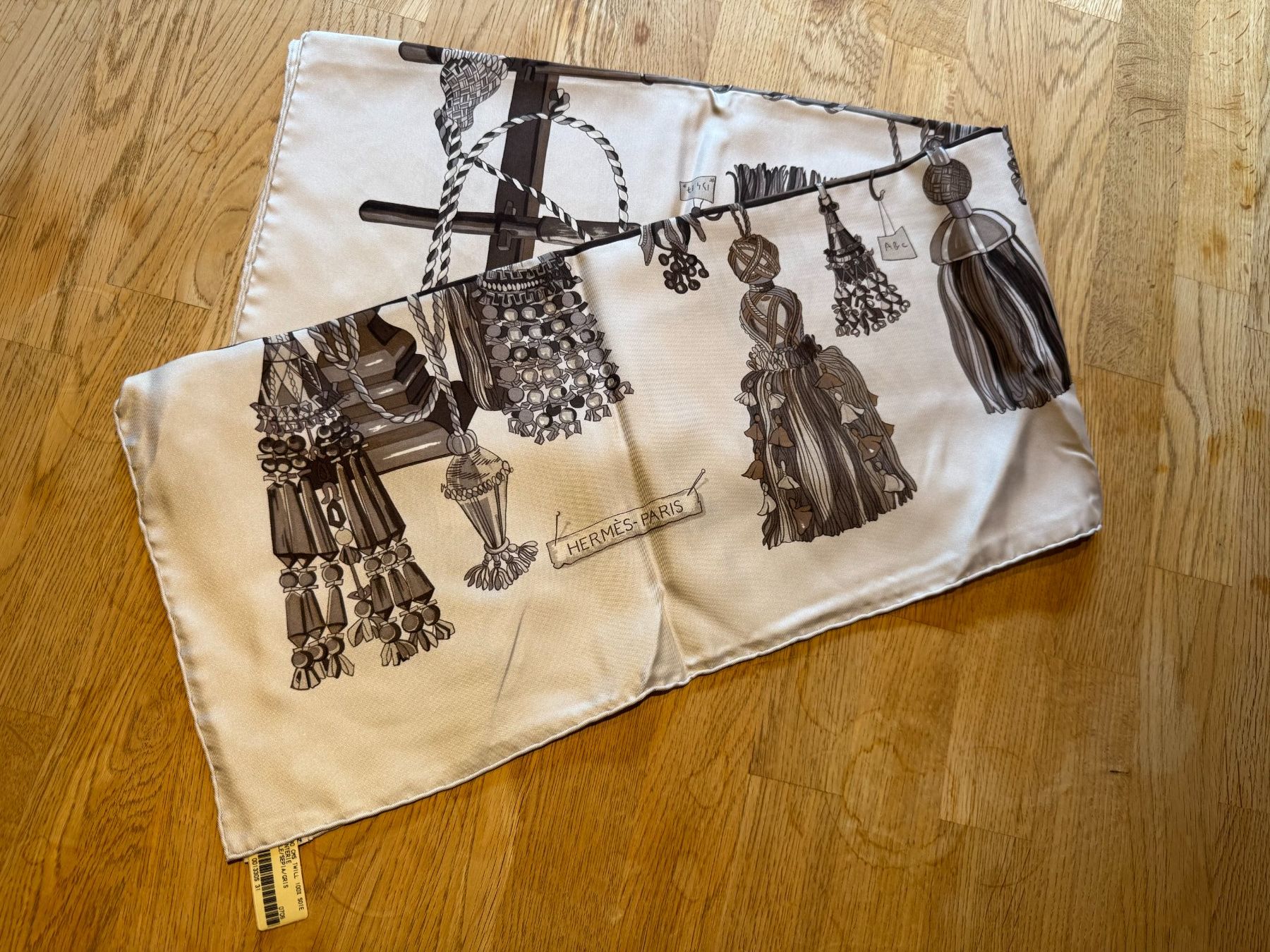 Hermès Foulards, Tücher & Schals: HERMÈS, a silk scarf, "Passmenterie" 1970s. – Neu (gemäss Beschreibung) aus Grund b. Gstaad von ReLuxe