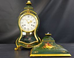 Le Castel Pendule Tischuhr mit Haube – Neuenburger Stil