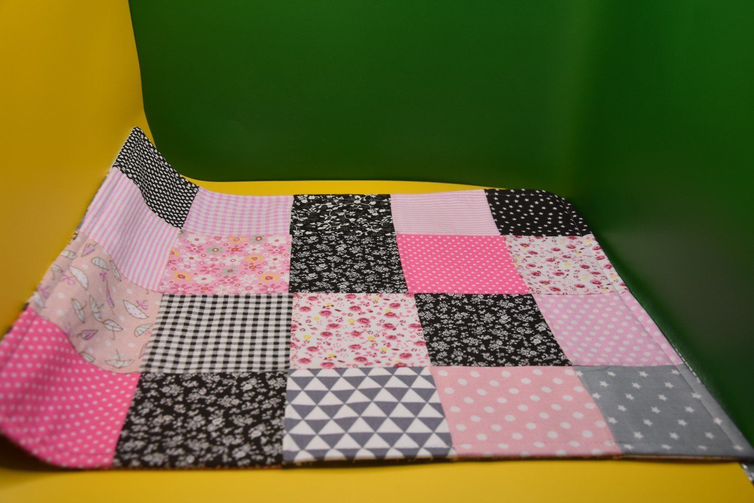 Tessuti: Patchwork-Tischset mit beidseitigen Motiven in div. Farben – Nuovo (secondo la descrizione) da St. Gallen venduto da Elmarotto 6