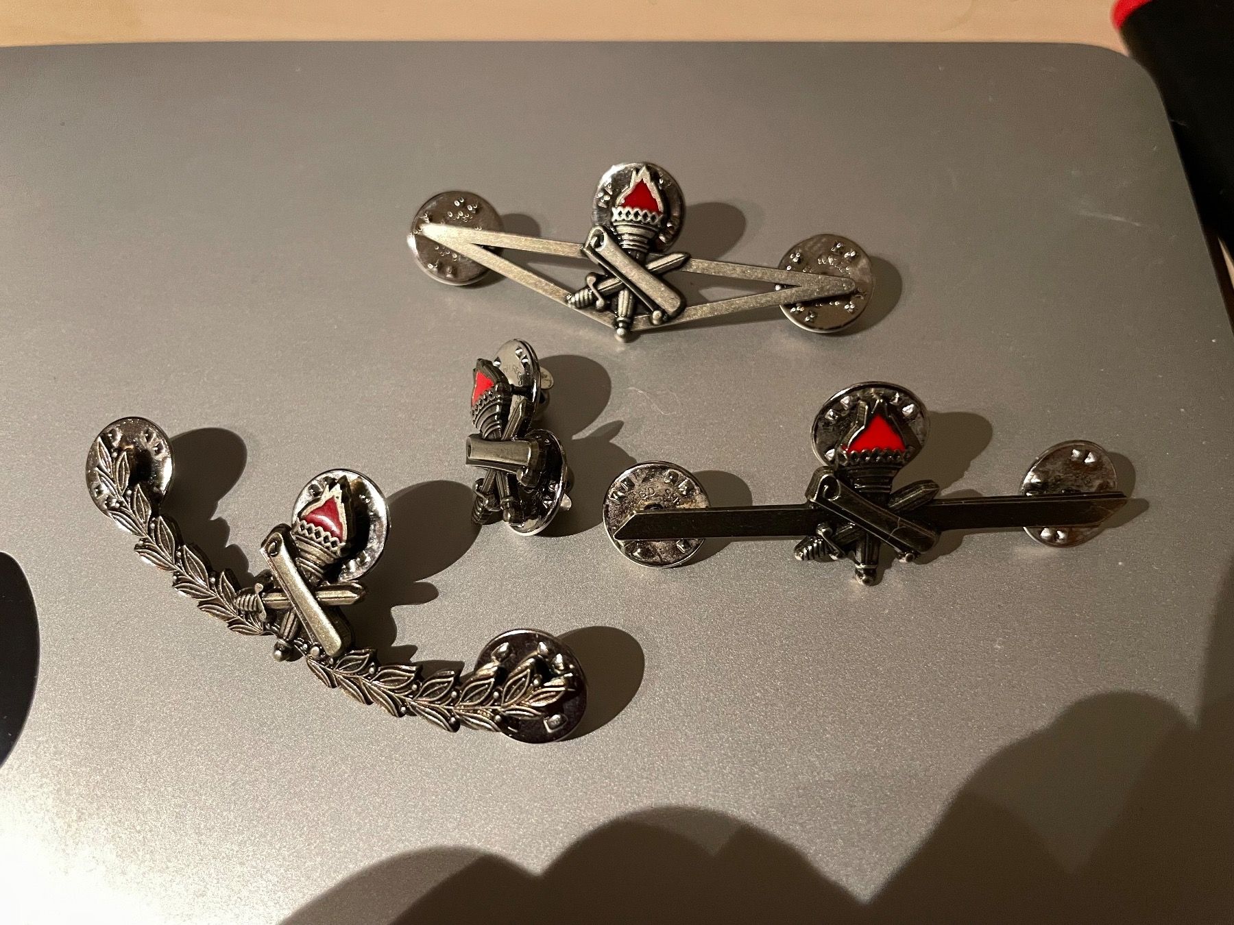Armée suisse Plaquettes & Badges: 4 Abzeichen Berufsmilitär – D'occasion à Oberiberg par stab