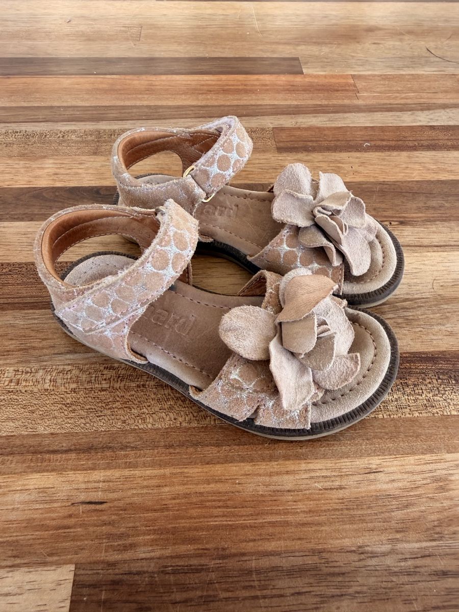 Bisgaard Scarpe per ragazze: Bisgaard Sandalen Gr. 25 mit Blume – Usato da Allschwil venduto da cconnie 1