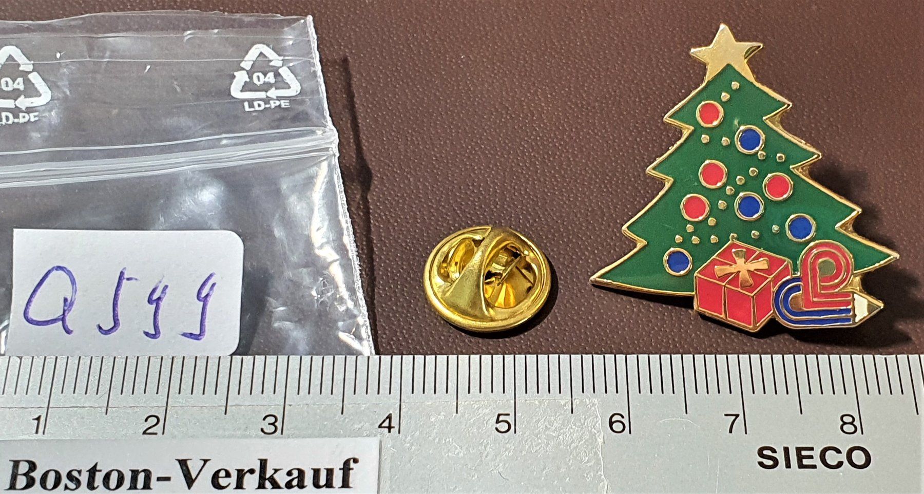 Alle Dekorationen: Q599 - Pin Weihnachtsbaum mit Geschenken – Gebraucht aus Reinach BL von Boston-Verkauf 1