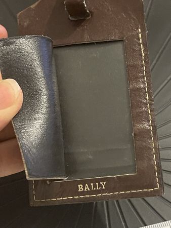 Étiquette vintage de bagage Bally en cuir marron état usag