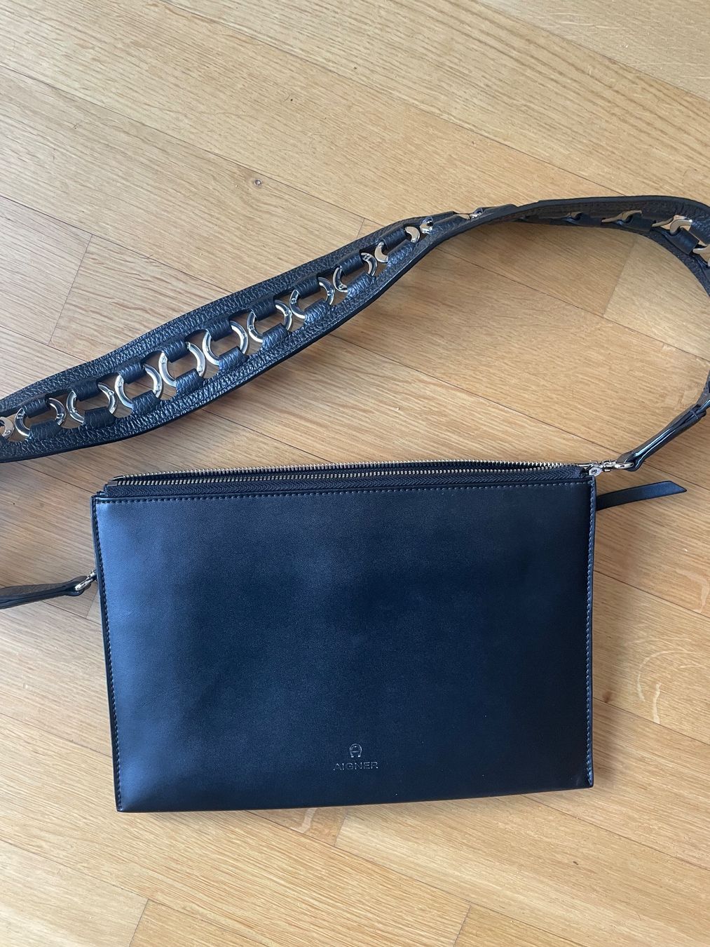 Aigner Borse: AIGNER Clutch mit drei Fächern und coolem Strap – Usato da Zürich venduto da fabienne1234