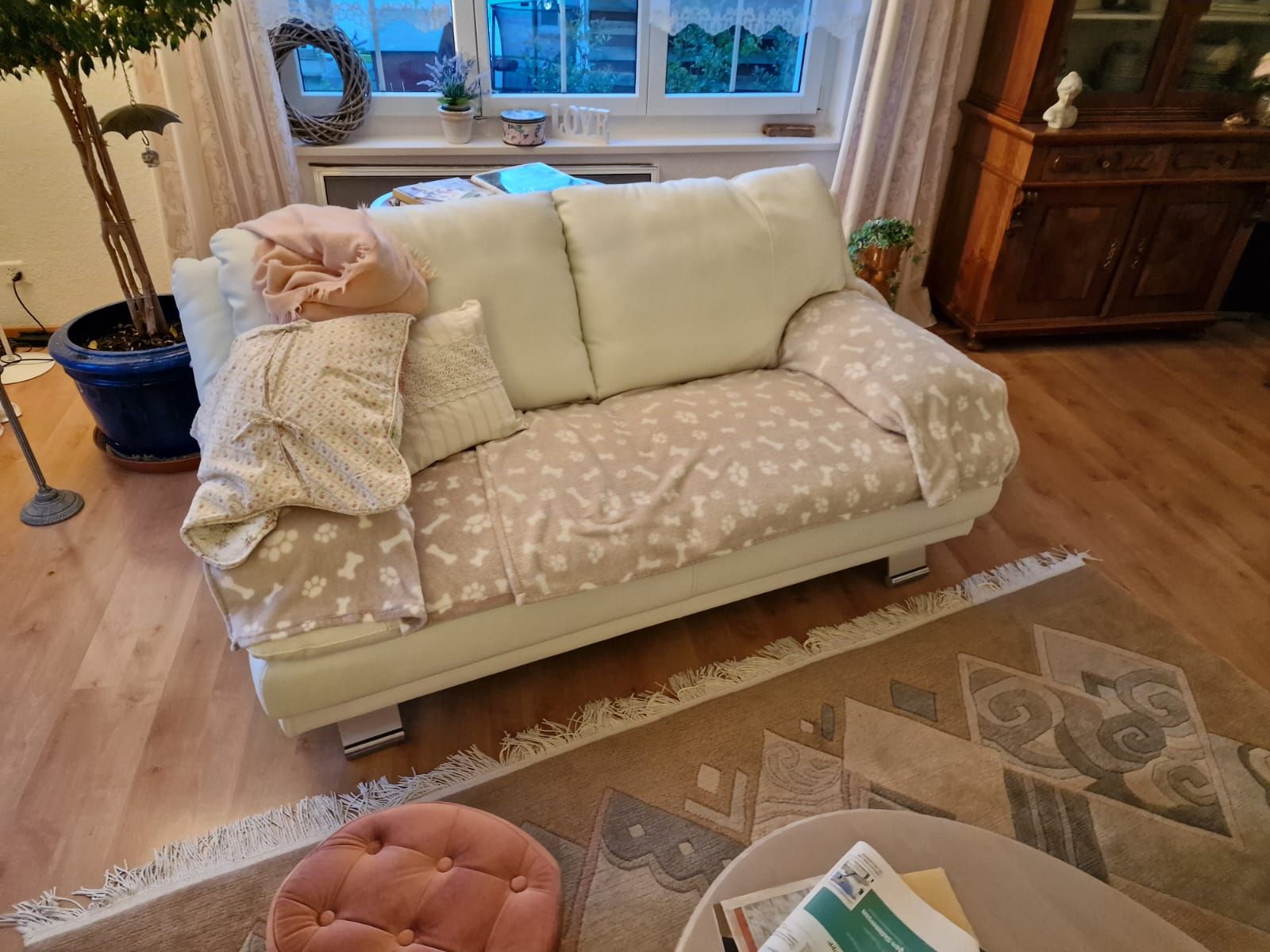 Sofas: Gut erhaltene Ledercouch, weiss, super bequem! – Gebraucht aus Gossau ZH von CR9 7