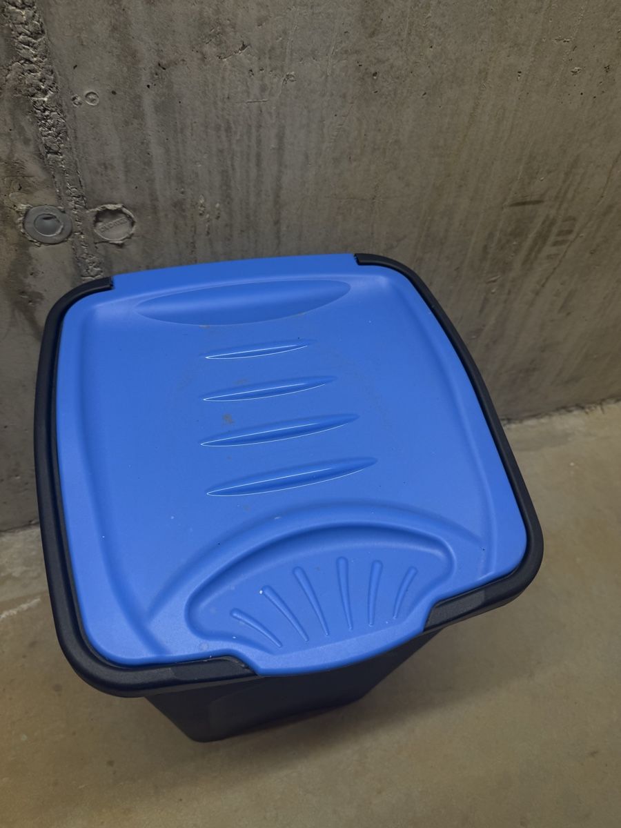 Cestini per rifiuti: Black Rubbish Bin with Blue Lid - Perfect for Spring! – Usato da Zürich venduto da wil_2sm9 2