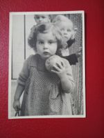alte s/w Photokarte Agfa Mädchen mit Kugel (53)