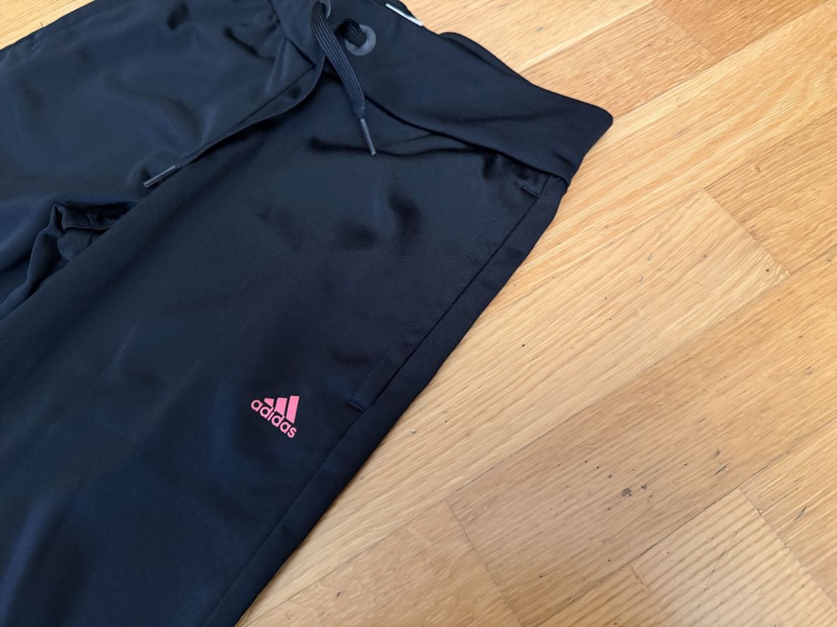 Adidas Pantaloni: Neue Adidas Trainingshose Grösse 152 – Nuovo (secondo la descrizione) da Bettlach venduto da Tradenet100 3