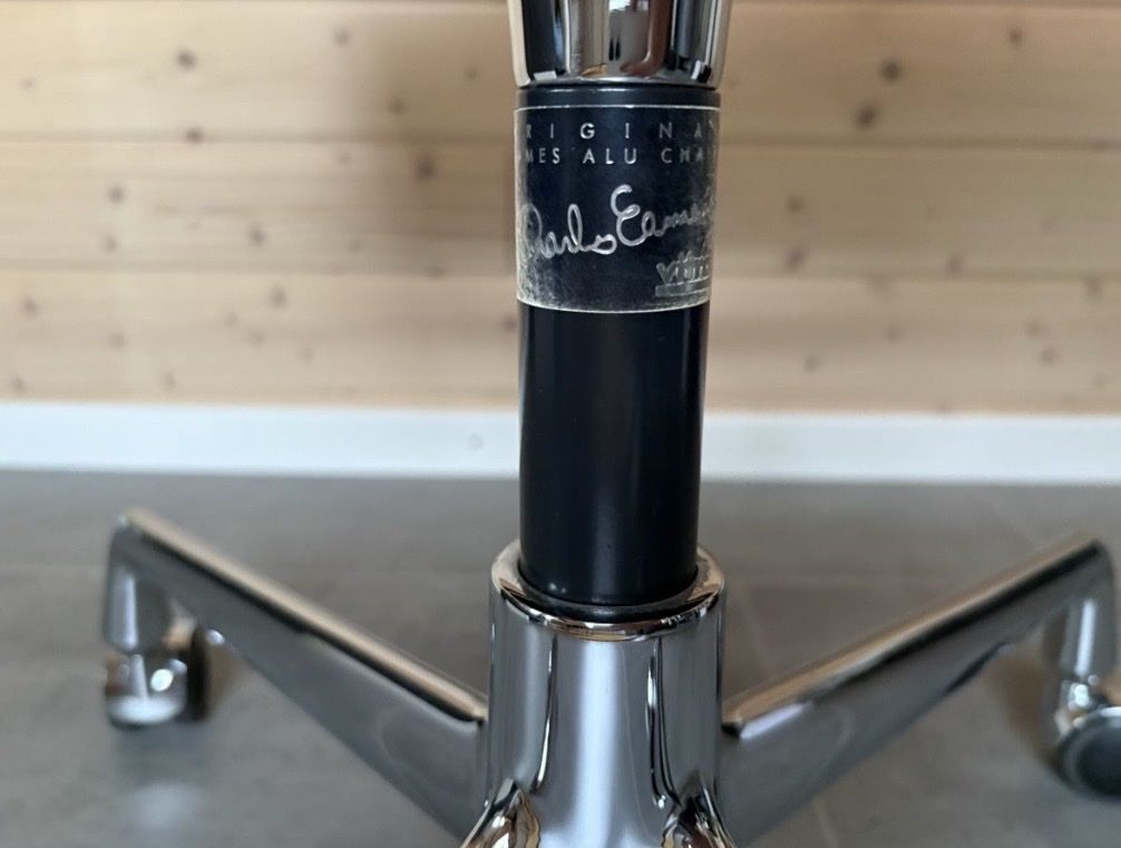 Eames Sedie: Charles Eames Aluminium Stuhl EA105 von 1990 – Usato da Lausen venduto da baeumepfleger 1