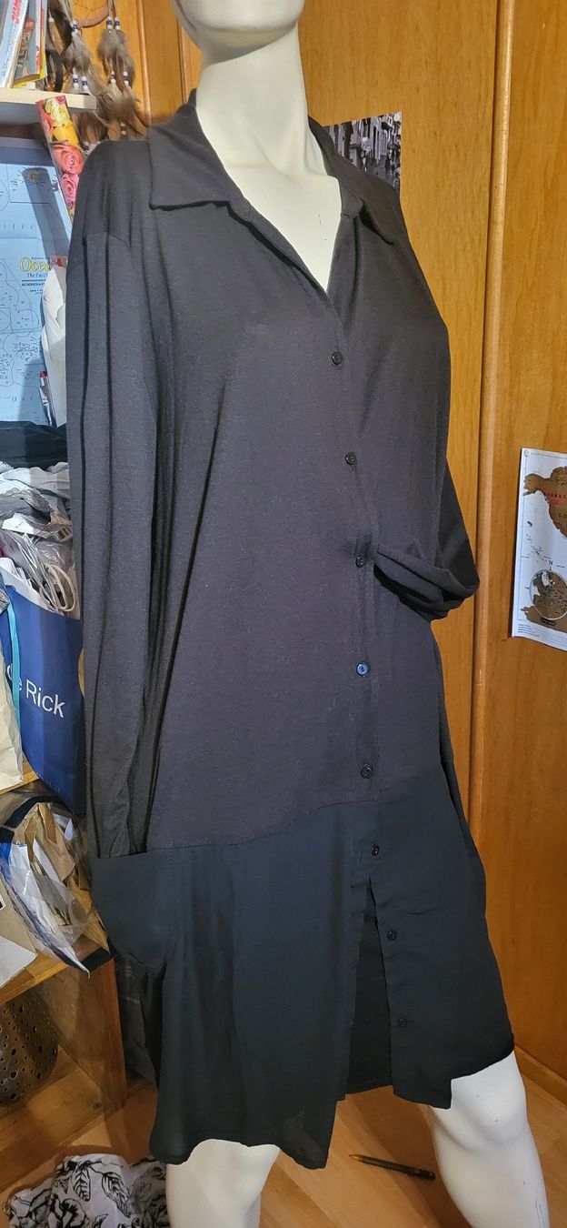 Chemisiers: Damen Longbluse, gr 50/52 schwarz – D'occasion à Schweizersholz par fuchs06