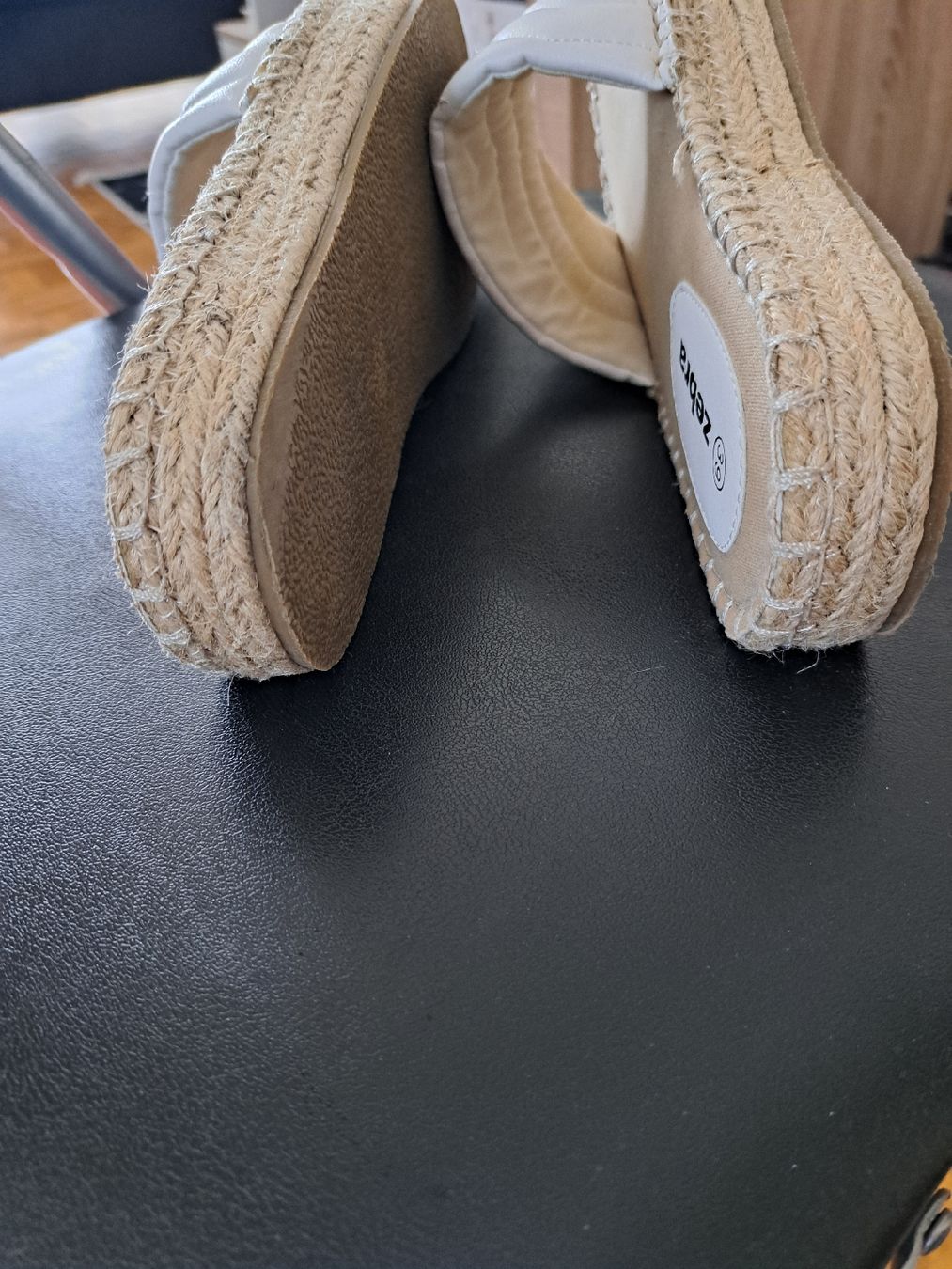 Zebra Damenschuhe: Schlappen weiss Gr.39 – Gebraucht aus Bellach von TORA4 2