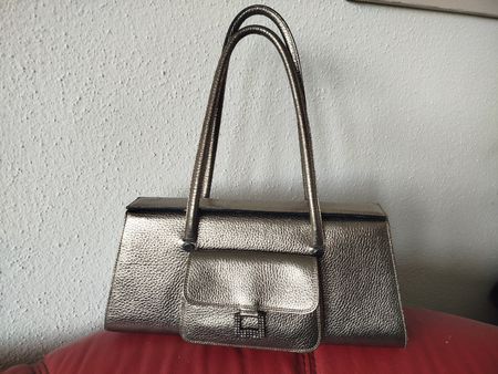 Elegante Handtasche TARQUA LUCIANO in Bronze-Optik für den A
