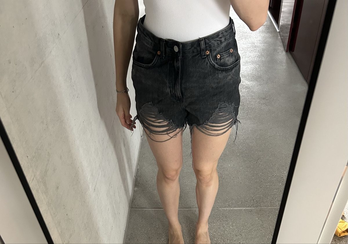 Pantaloni: Zerrissene Hotpants Gr. 38 – Usato da Aarau venduto da megandris
