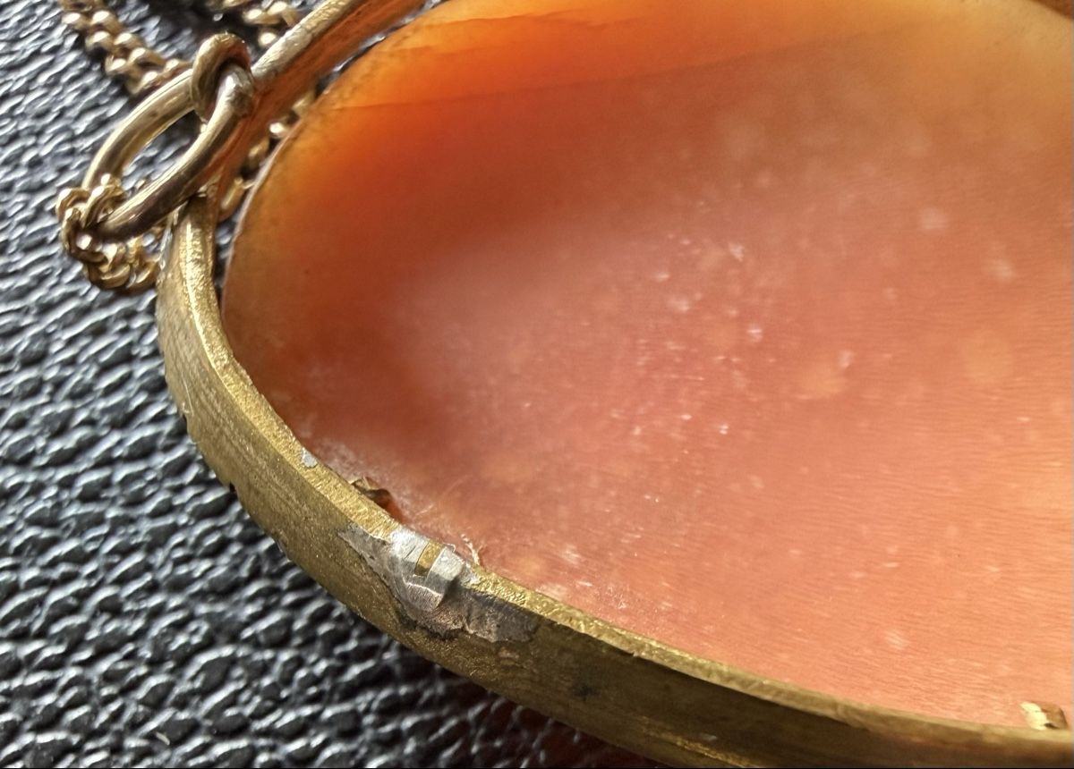 Anhänger: Pendentif camée et chaînette dorée – Gebraucht aus Les Bayards von aout 2