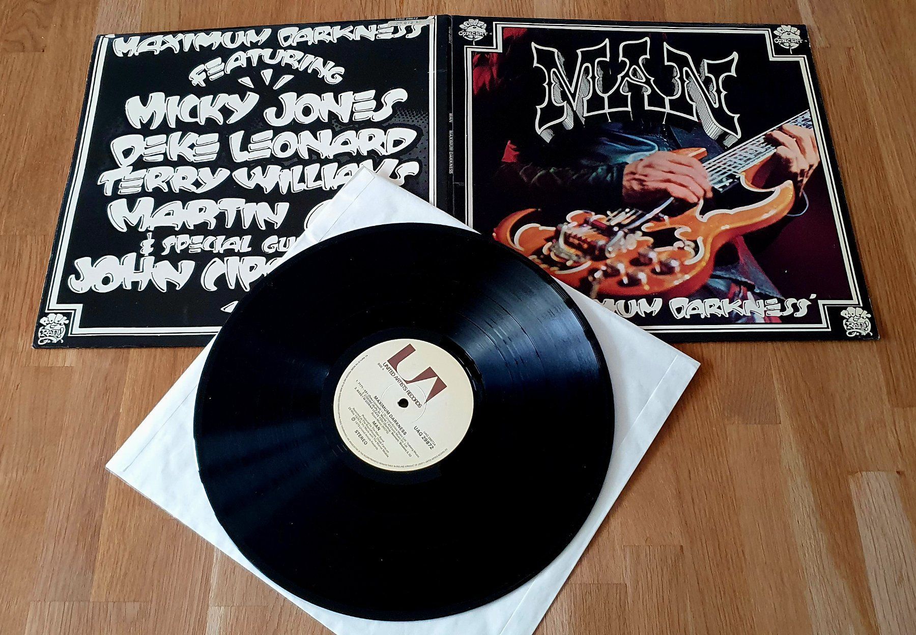 Dischi in vinile: MAN, Maximum Darkness, UK LP, NEUWERTIG! – Nuovo (secondo la descrizione) da Kreuzlingen venduto da Cdschlumpf