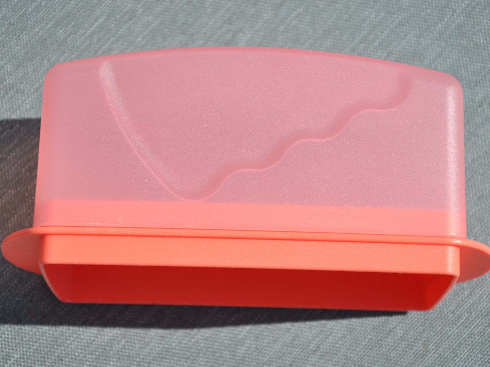 Tupperware Recipients et similaires: Boîte à beurre Tupperware rose corail - Butterdose – D'occasion à Fully par Minouchka