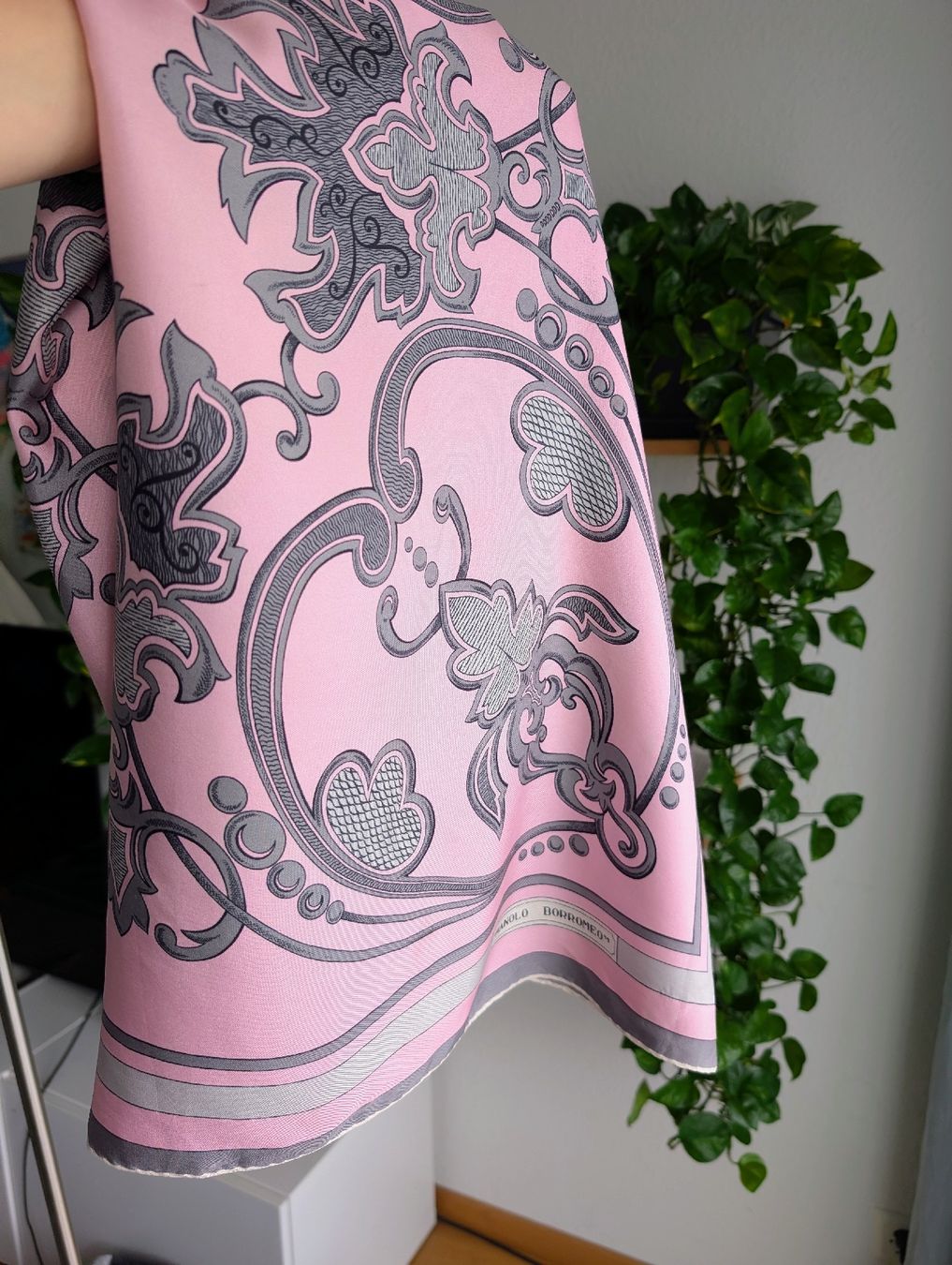 Manolo Borromeo Silk Scarf Pink Grey Floral Pattern (Gebraucht) in ...