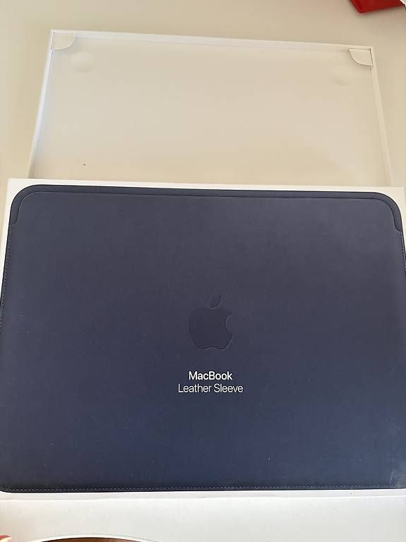 Apple Covers & Taschen: Apple Lederhülle Sleeve Macbook 12" dunkelblau – Gebraucht aus Bern von ale_hl5s