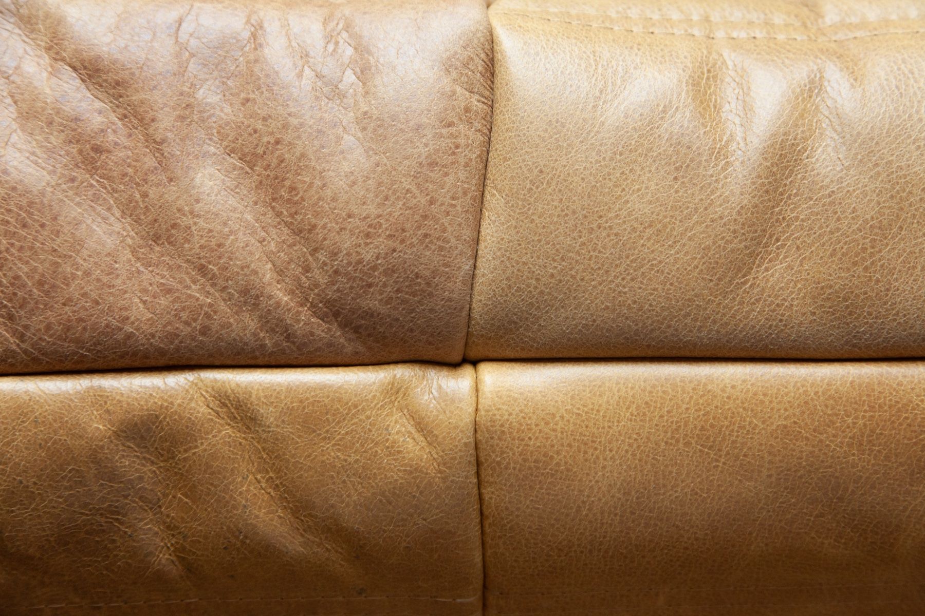 Ligne Roset Divani: 3er Sofa Togo, neu bezogen mit Leder – Nuovo (secondo la descrizione) da Zürich venduto da ERATOMIUM 7