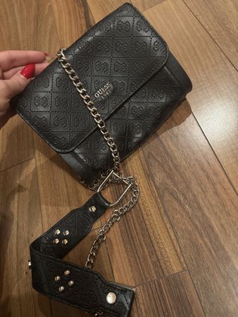 Borsa a tracolla Guess nera, elegante e alla moda!