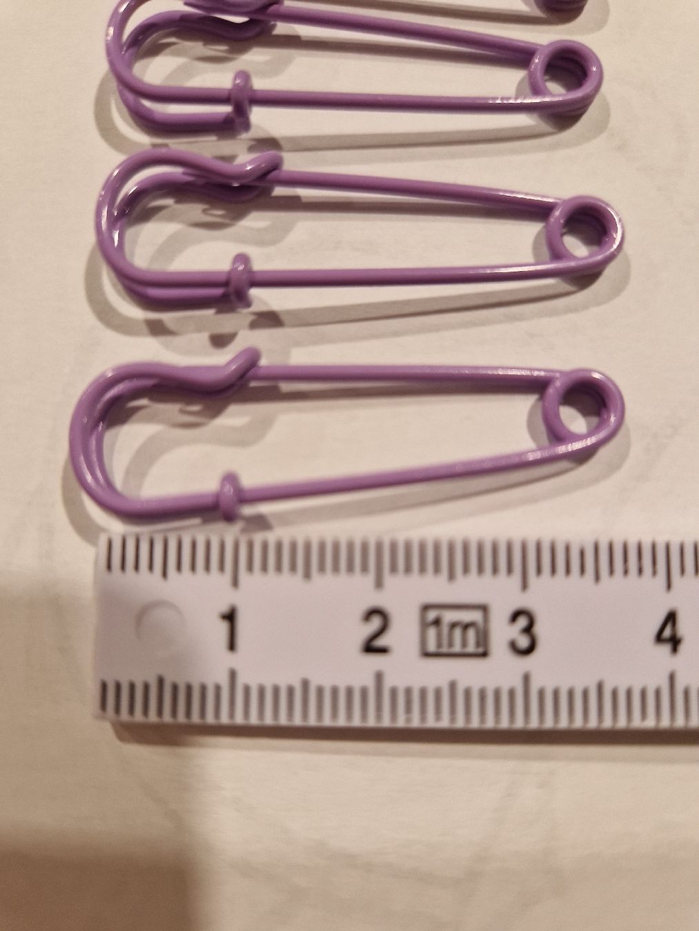 Ferri: 5 Sicherheitsnadeln, violett, Sicherheitsnadel, – Nuovo (secondo la descrizione) da Arlesheim venduto da Vera6 1