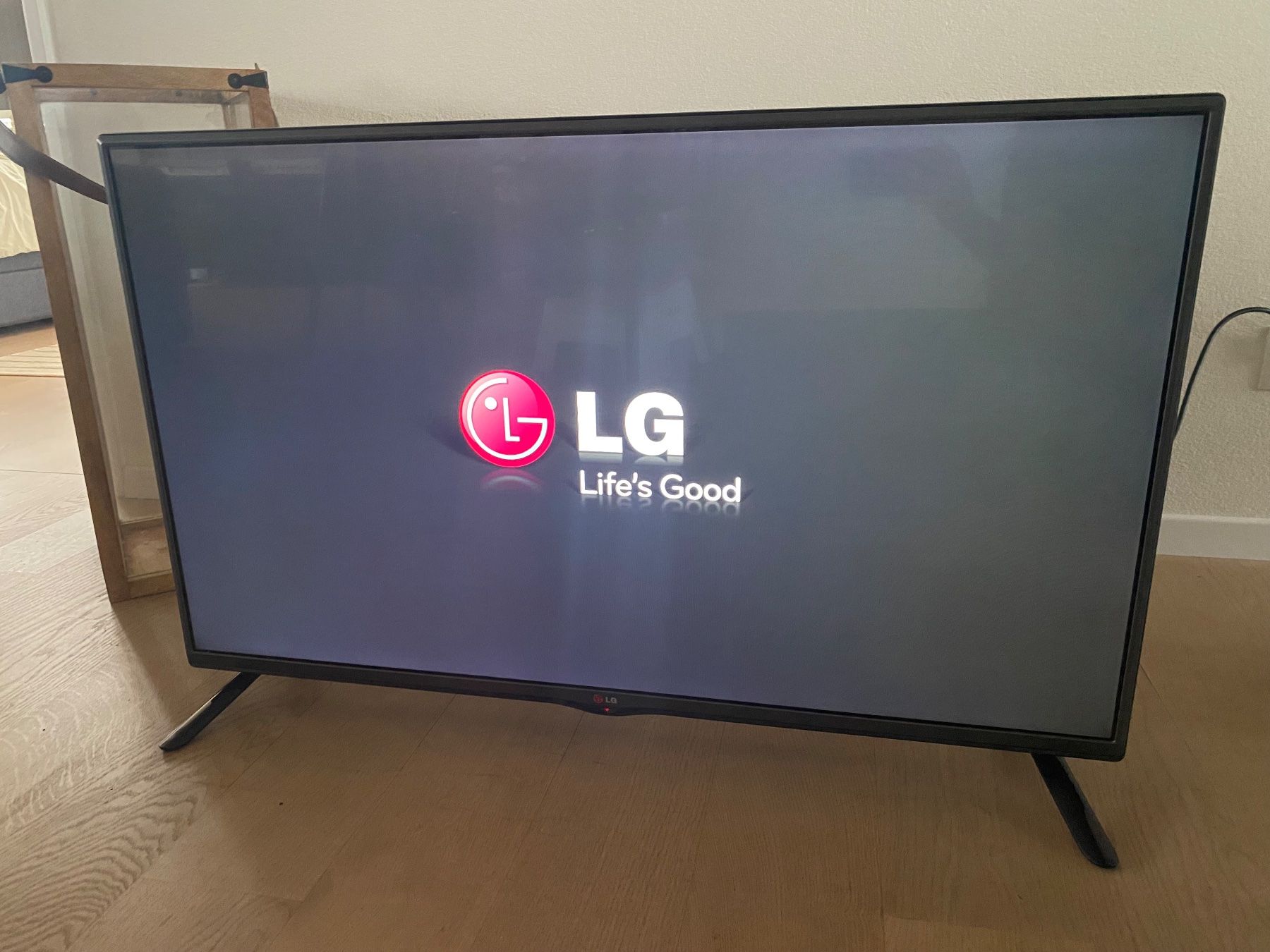 LG Fernseher: LG LED-TV 42“ – Gebraucht aus Schlieren von vivid_wrld