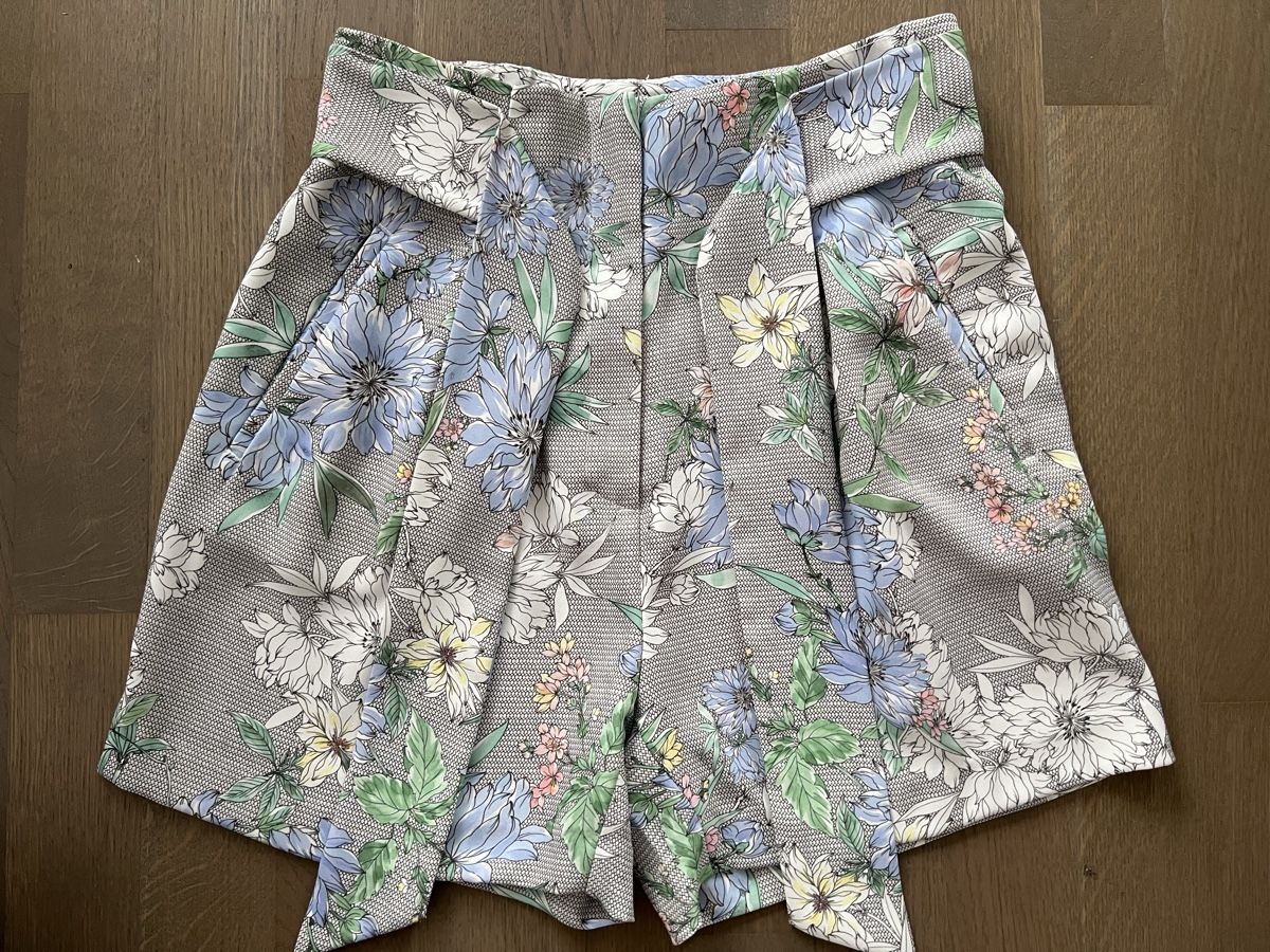 H&M Pantaloni: Sommerliche Shorts von H&M mit Blumenmuster – Nuovo (secondo la descrizione) da Kriens venduto da Luzernerin_K