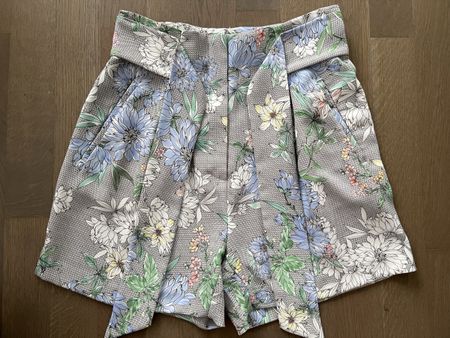 Sommerliche Shorts von H&M mit Blumenmuster