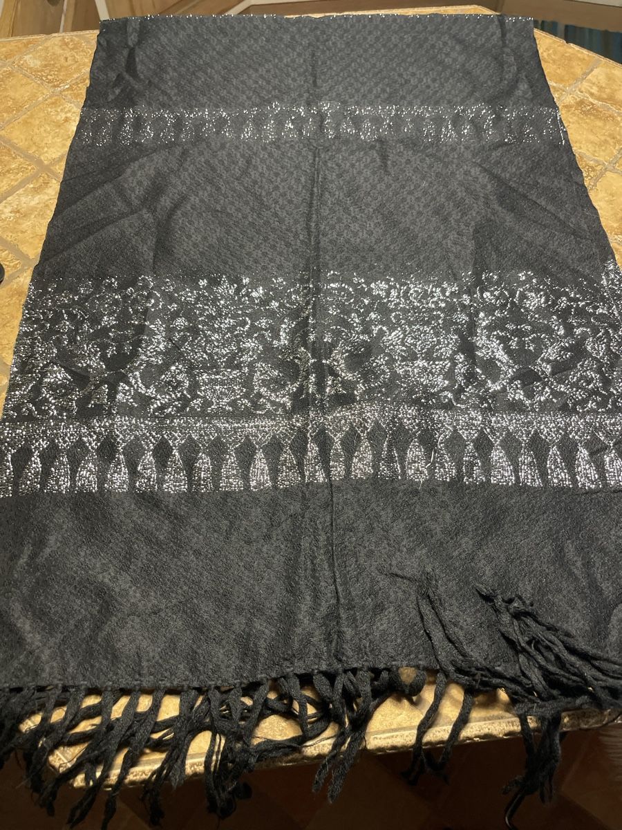 Foulard & Sciarpe: Chic Sciarpa nera con disegni argentati, elegante e calda. – Nuovo (secondo la descrizione) da Gordevio venduto da LanaZimm 4