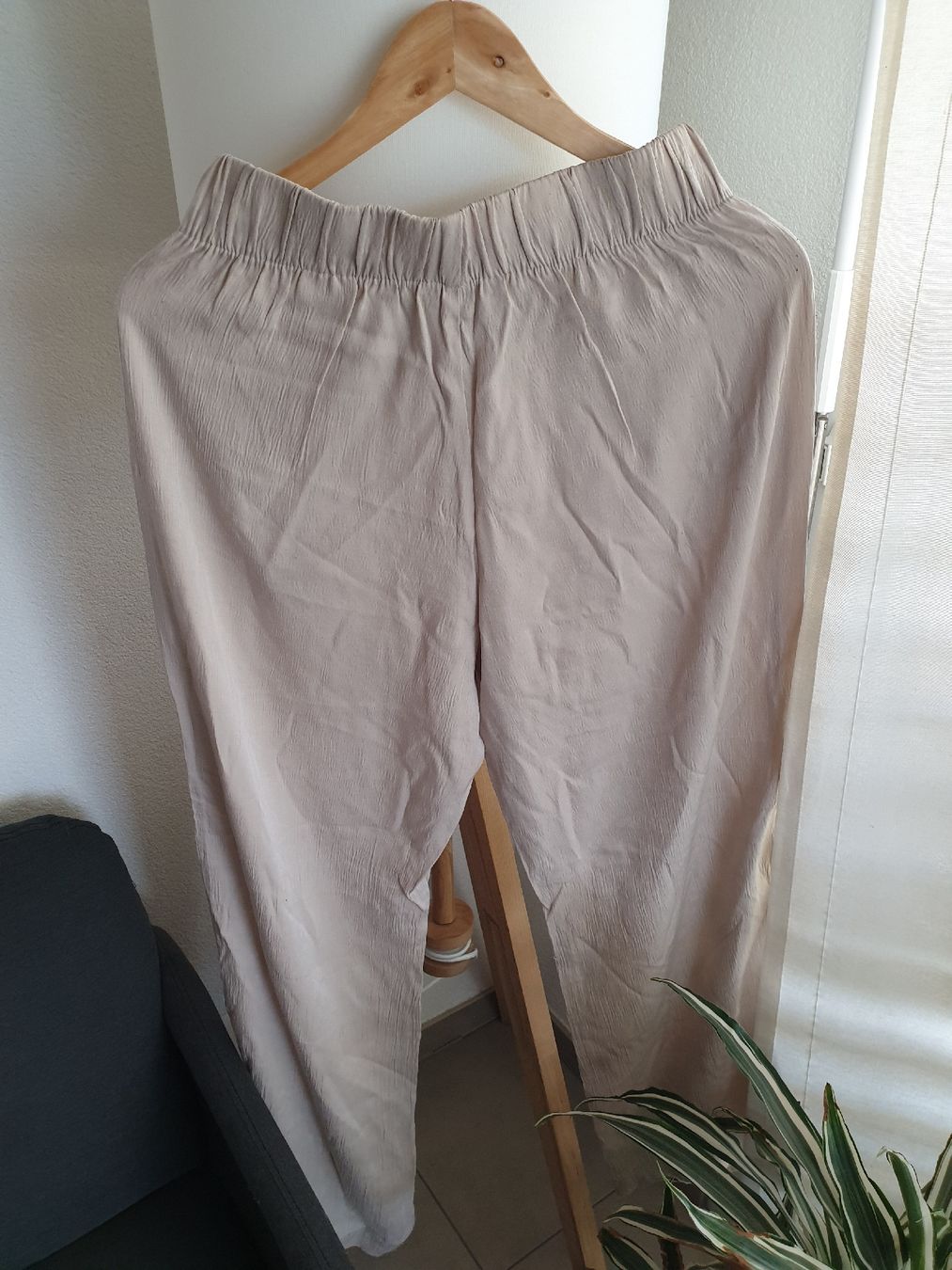 H&M Hosen: H&M Beige Flare Pants – Gebraucht aus Aigle von Smagbrelle18 8
