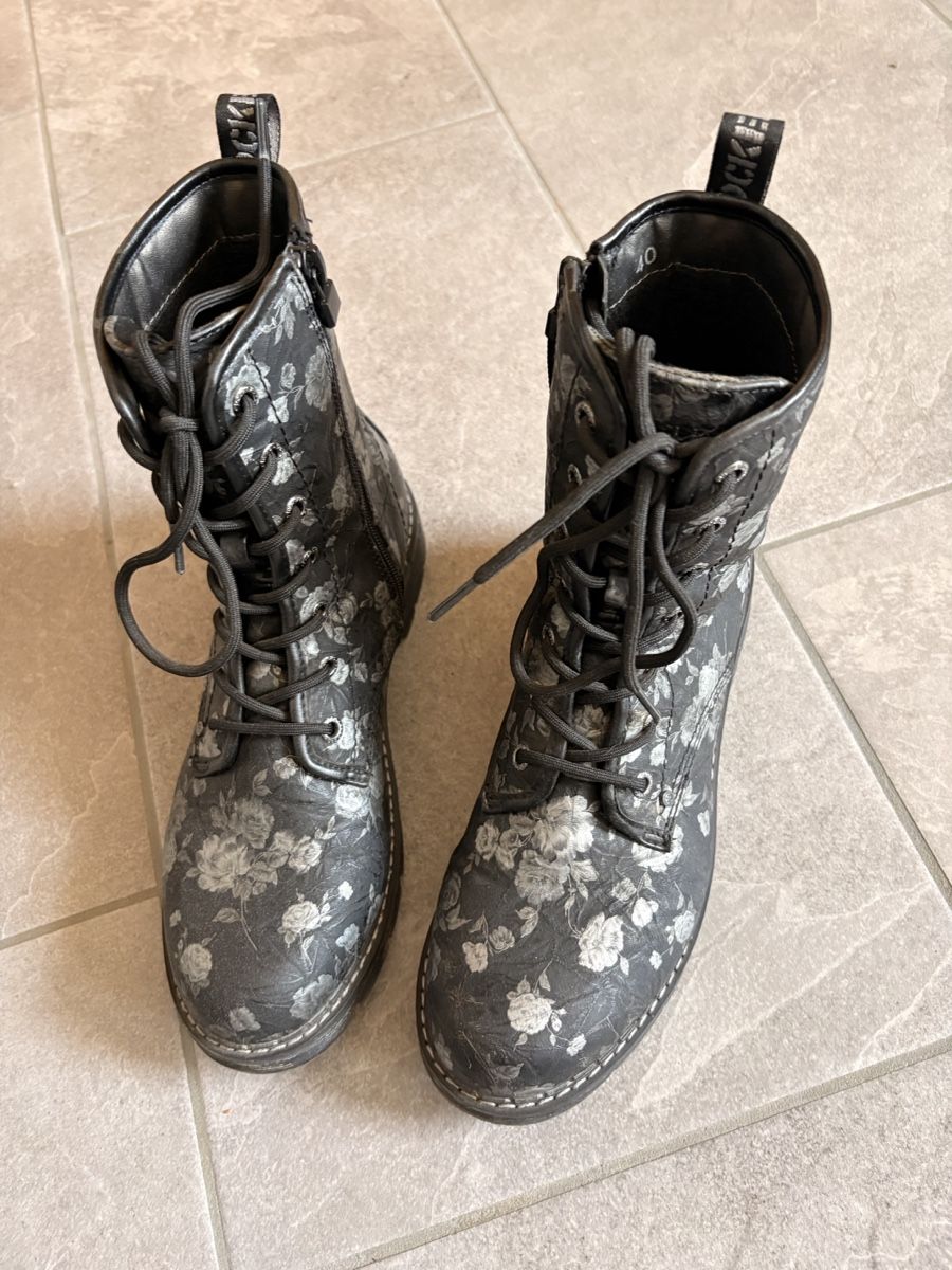 Chaussures femmes: Boots grau Blumenmuster Grösse 40 – D'occasion à Buchs ZH par AlexM8511