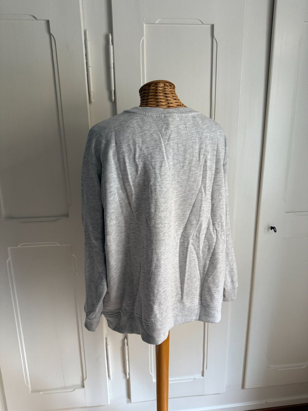 H&M Maglioni & Felpe: Friends Sweatshirt hellgrau meliert XL – Usato da Zürich venduto da Diazaio 2