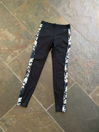 oxy Sportleggings Gr. S – schwarz mit floralem Muster