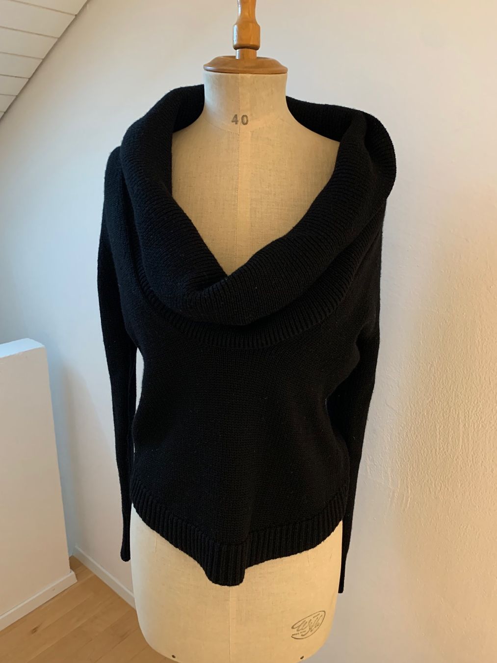 Repeat Pullover & Sweatshirts: Schwarzer Repeat Strickpullover Gr. M – Gebraucht aus Ennetbaden von usemiste