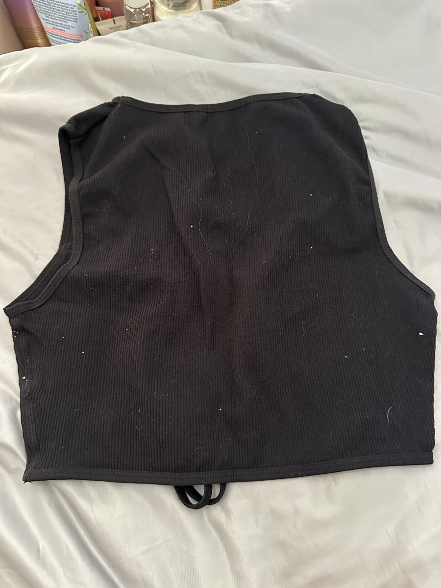 Tops: Schwarzes Crop-Top mit Cut-Out – D'occasion à Rhäzüns par romina._gr 1