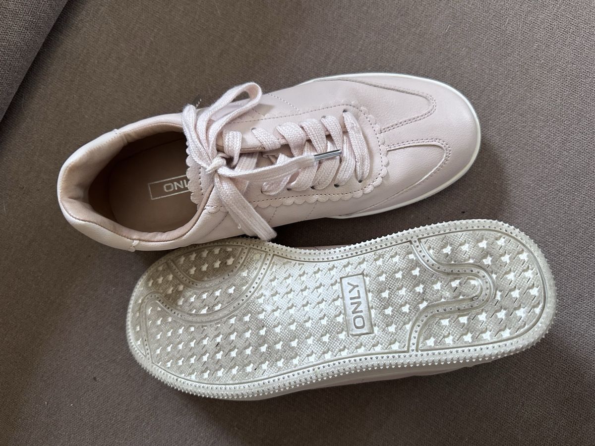 Scarpe da donna: Lederturnschuhe – Nuovo (secondo la descrizione) da Mettmenstetten venduto da Baloo76 2