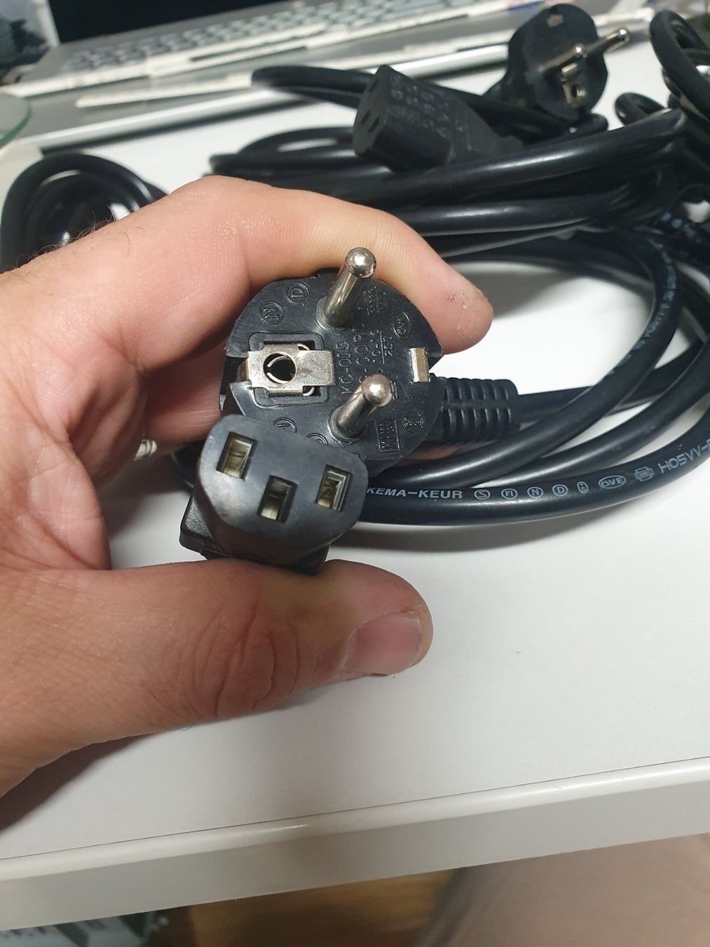 Cavi: Netzkabel 230 V DE FR C13 Schuko Stromkabel 1.8 m – Usato da Zürich venduto da Alibaba1234 1