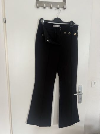 Schwarze Schlaghose von Zara mit goldenen Details, Gr. M