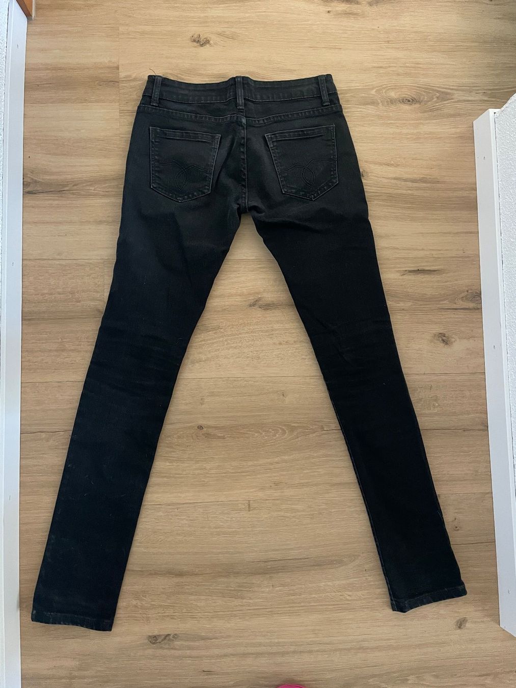 Yes Or No Jeans: Schwarze Jeans "Yes or No", Grösse 36 – Usato da Volketswil venduto da n_r_5gdf 4